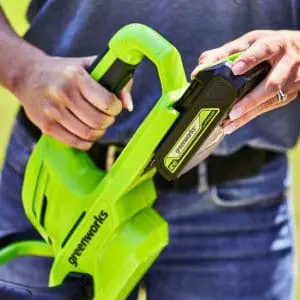 24V 61cm škarje za živo mejo, vrtljiv ročaj, v kompletu, z 2Ah baterijo in polnilnikom