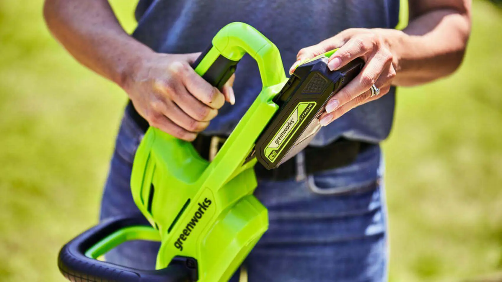 24V 61cm škarje za živo mejo, vrtljiv ročaj, v kompletu, z 2Ah baterijo in polnilnikom